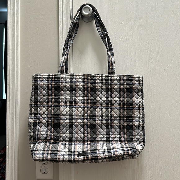 VERA BRADLEY REINDEER TOTE & ZIP ID- RETIRED STYLE - Picture 2 of 5